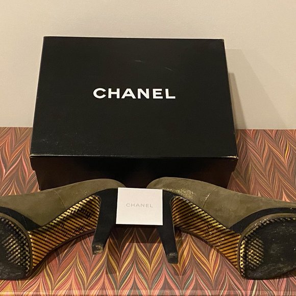 CHANEL Metallic Suede CC Platform Pumps - Picture 6 of 6